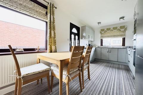 2 bedroom detached bungalow for sale, Viking Avenue, Huddersfield, HD8 9SE