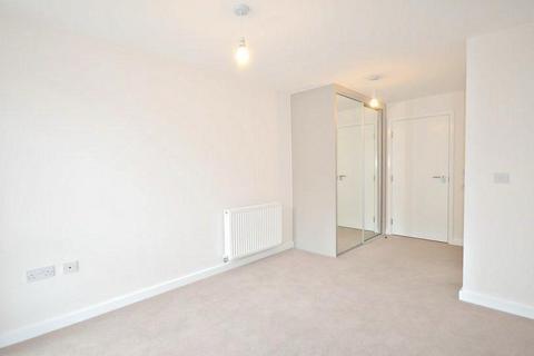 2 bedroom flat to rent, Windsor Road, Slough