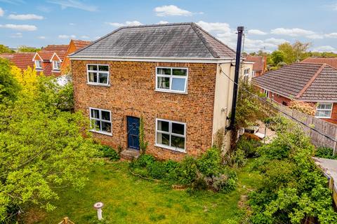 3 bedroom detached house for sale, Clay Lake, Spalding