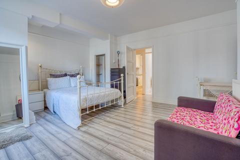 Studio to rent, Kilburn Priory, Kilburn Gate Kilburn Priory, NW6