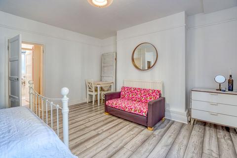 Studio to rent, Kilburn Priory, Kilburn Gate Kilburn Priory, NW6