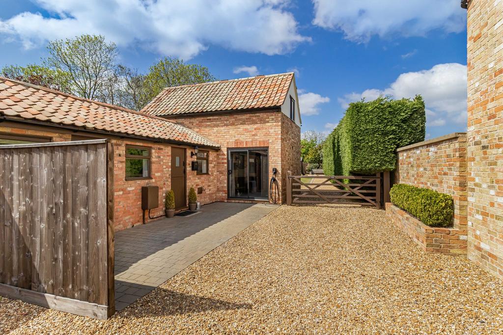2 bedroom link detached house for sale
