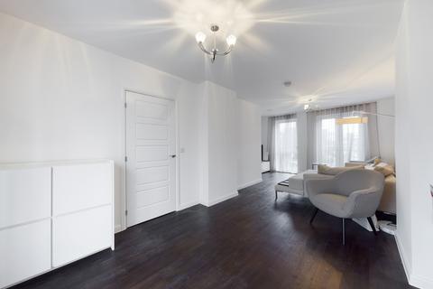4 bedroom terraced house to rent, Corner Mead, London