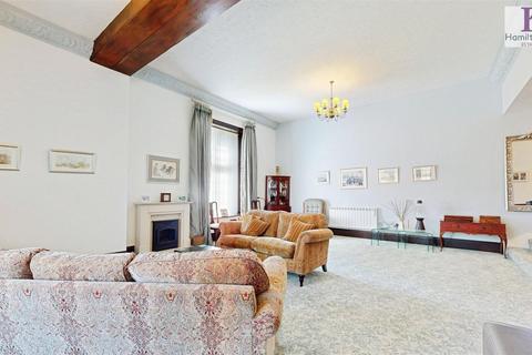2 bedroom apartment for sale, Sinderhill Court, Northowram, Halifax
