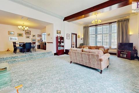 2 bedroom apartment for sale, Sinderhill Court, Northowram, Halifax
