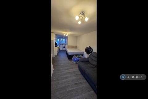 Studio to rent, Kenilworth Avenue, Romford, RM3