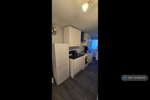 Studio to rent, Kenilworth Avenue, Romford, RM3