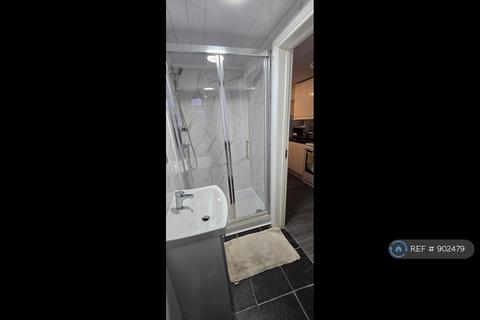 Studio to rent, Kenilworth Avenue, Romford, RM3