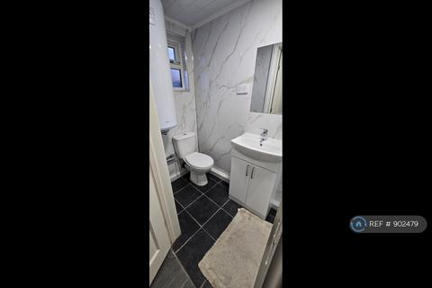 Studio to rent, Kenilworth Avenue, Romford, RM3