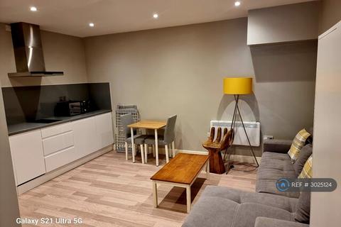 Studio to rent, Blaenant, Emmer Green, Reading, RG4