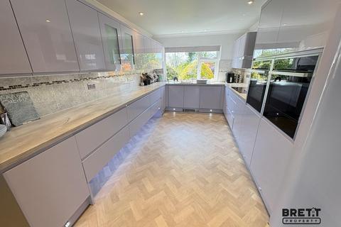 3 bedroom detached bungalow for sale, Ruther Park, Haverfordwest, Pembrokeshire. SA61 1DH