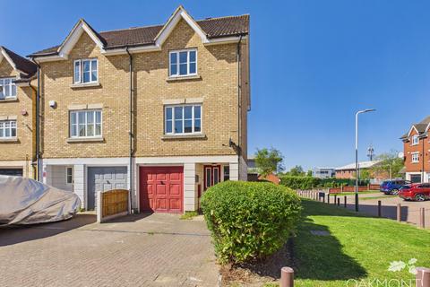 4 bedroom end of terrace house to rent, Pearcy Close, Harold Hill, Romford