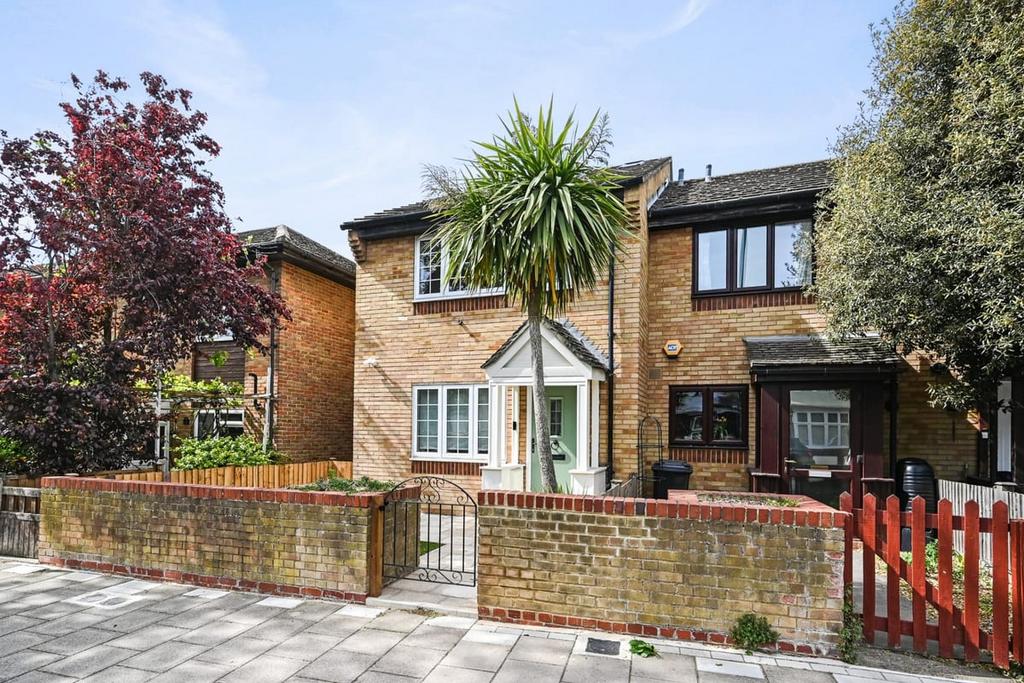 Detached house exterior, driveway