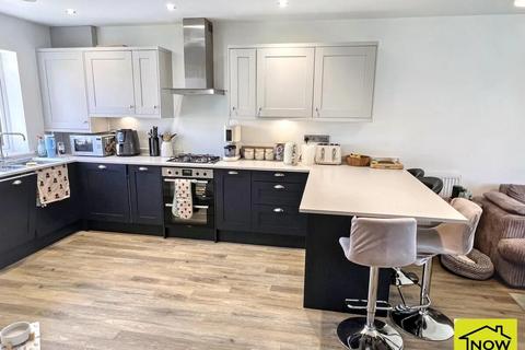 2 bedroom maisonette for sale, Lord Hawke Way, Newark, Nottinghamshire.