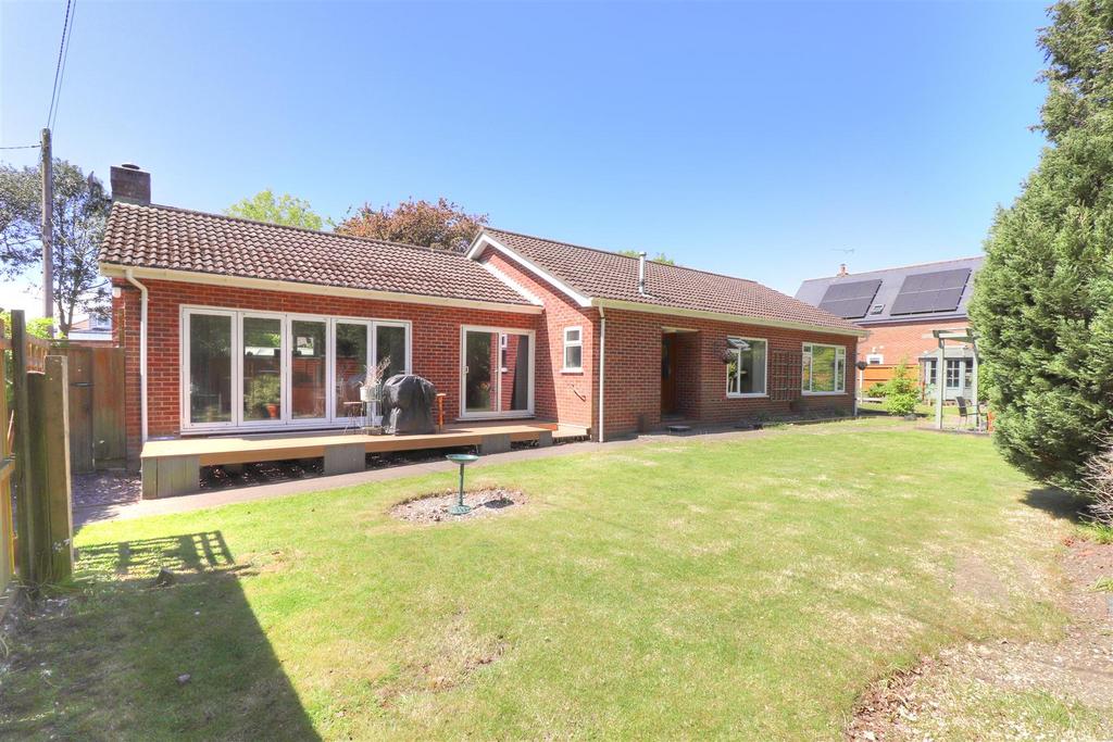 Fawley Road, Hythe, Hampshire 4 bed detached bungalow for sale - £525,000