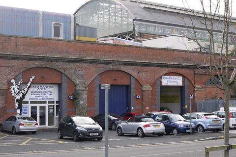 Distribution warehouse to rent, Sheffield St Manchester M1 2ND