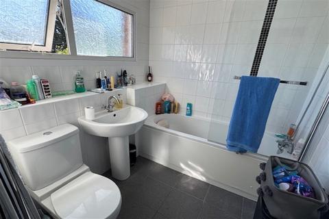 3 bedroom terraced house to rent, The Dell, Wickford