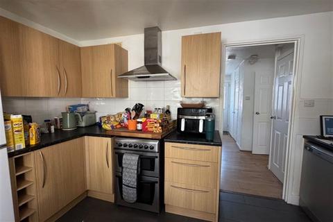 3 bedroom terraced house to rent, The Dell, Wickford