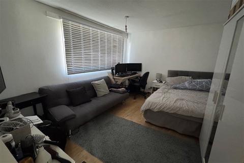 3 bedroom terraced house to rent, The Dell, Wickford