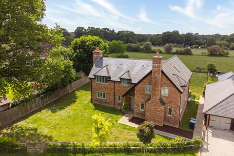 4 bedroom detached house to rent, Rowplatt Lane, East Grinstead RH19