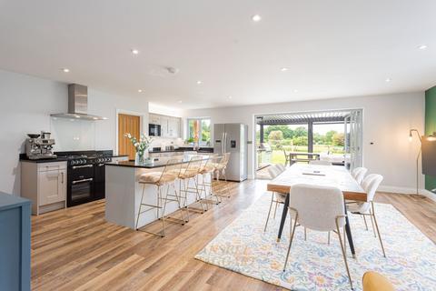 4 bedroom detached house to rent, Rowplatt Lane, East Grinstead RH19