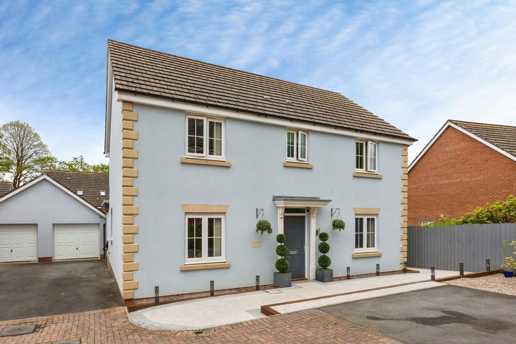 4 bedroom detached house for sale