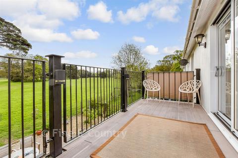2 bedroom flat for sale, York Avenue, East Cowes, Isle of Wight