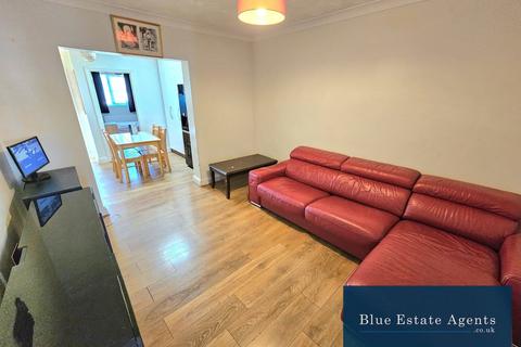 2 bedroom ground floor flat to rent, Walnut Tree Road, Hounslow, TW5