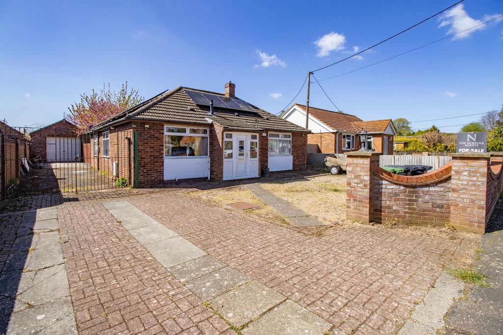 Dersingham, King's Lynn, Norfolk, PE31 2 bed detached bungalow for sale ...
