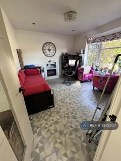 3 bedroom semi-detached house to rent, Southern Road, Sale, M33
