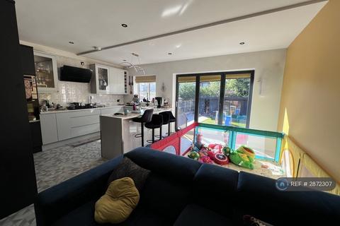 3 bedroom semi-detached house to rent, Southern Road, Sale, M33