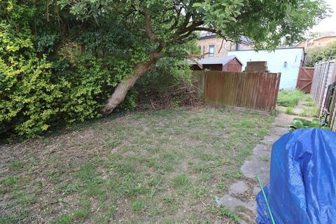 2 bedroom flat to rent, Broadfields, North Harrow