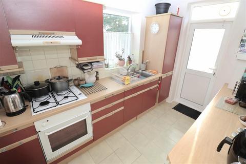 2 bedroom flat to rent, Broadfields, North Harrow