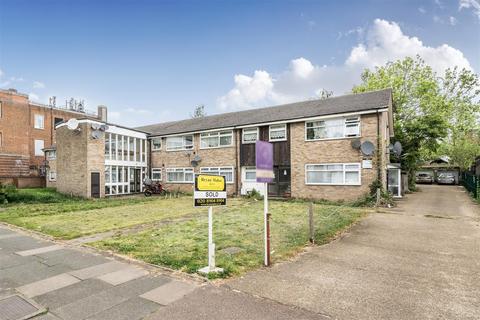 Carlton Avenue East, Wembley