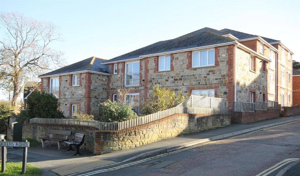 Brooklands, Queens Road, Freshwater 2 bed apartment - £850 pcm (£196 pw)