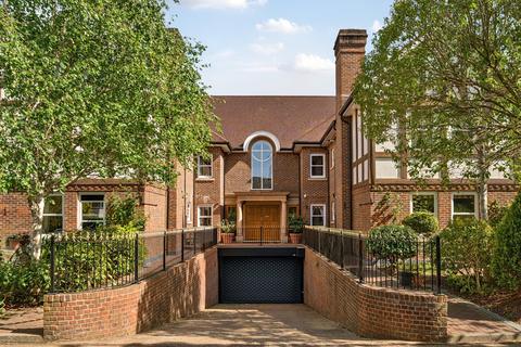2 bedroom flat to rent, 83 Oatlands Drive, Weybridge, Surrey, KT13