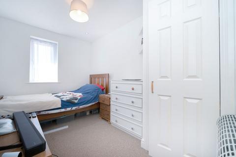 2 bedroom flat for sale, Walpole Road, Slough SL1