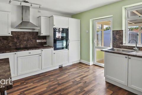 2 bedroom detached bungalow for sale, Hawthorn Avenue, Luton