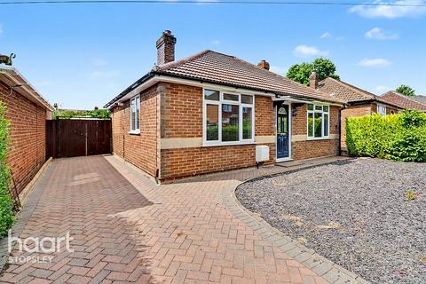 2 bedroom detached bungalow for sale, Hawthorn Avenue, Luton