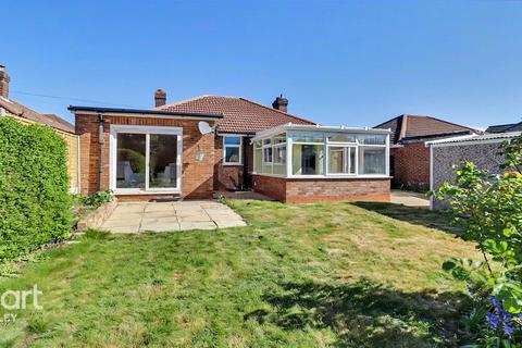 2 bedroom detached bungalow for sale, Hawthorn Avenue, Luton