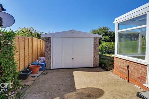 2 bedroom detached bungalow for sale, Hawthorn Avenue, Luton