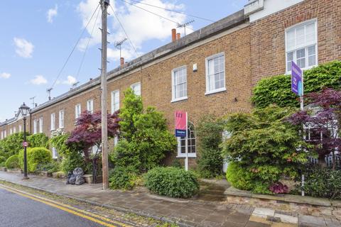 2 bedroom terraced house to rent, Adelaide Square Windsor SL4