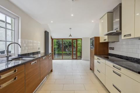 2 bedroom terraced house to rent, Adelaide Square Windsor SL4