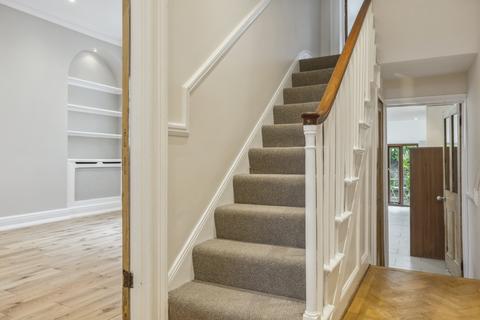 2 bedroom terraced house to rent, Adelaide Square Windsor SL4