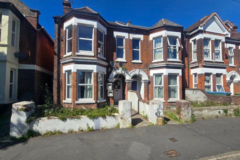 Studio to rent, Wilton Avenue, Polygon