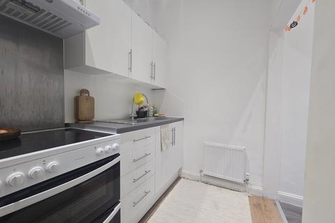 Studio to rent, Wilton Avenue, Polygon