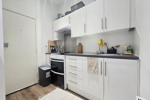 Studio to rent, Wilton Avenue, Polygon