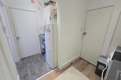 Studio to rent, Wilton Avenue, Polygon