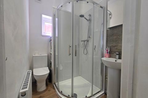 Studio to rent, Wilton Avenue, Polygon