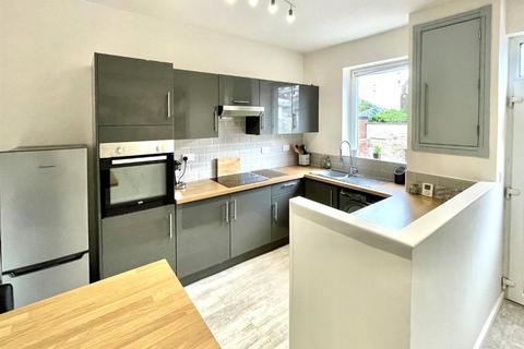 4 bedroom terraced house for sale, Cemetery Road, Barnsley S73
